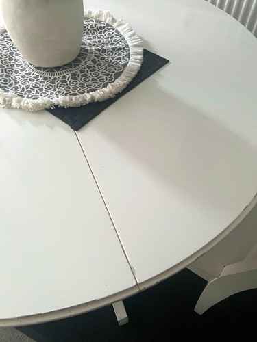 White drop leaf - white, space